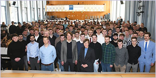 IHK verabschiedet 120 Jungfacharbeiter