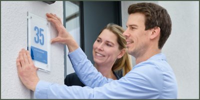 Anmelden zum Wettbewerb Blaue Hausnummer Anmelden zum Wettbewerb Blaue Hausnummer