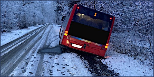 Der mit 30 Schülern besetzte Bus landete bei Büren Wewelsburg im Graben