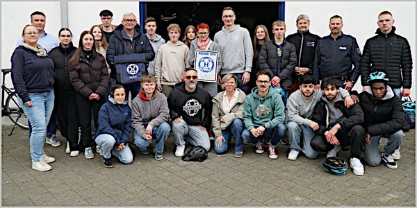 Schüler freuen sich über den Biking-BuGroße 