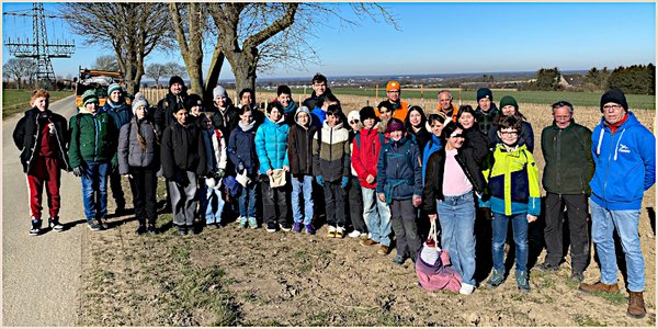 Mehr als 100 Meter Landschaftshecke gepflanzt