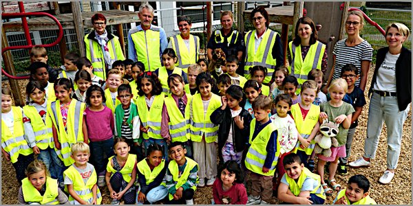 Erstklässler erhalten leuchtende Warnwesten