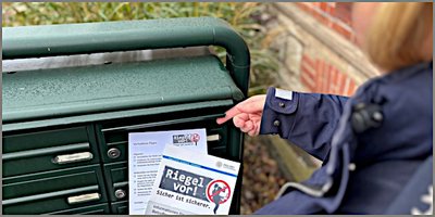 Polizei verteilt Flyer zum Thema Einbruchschutz