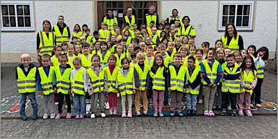 Erstklässler mit neuen Warnwesten gut sichtbar Erstklässler mit neuen Warnwesten gut sichtbar