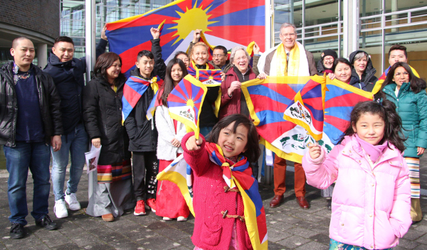 Landrat Adenauer lässt Tibet-Fahne hissen