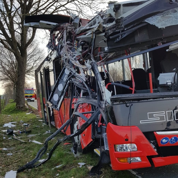 Am  Bus entstand Totalschaden.