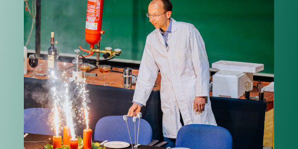 Chemie-Vorlesung mit Showeinlagen