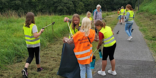 Natur-AG sammelte drei Säcke voll Müll