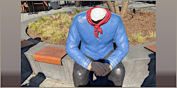 Kopf an Statue abgeschlagen