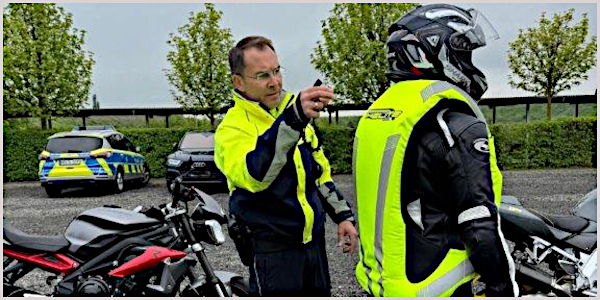Polizei stellt Airbag-Weste für Motorradfahrer vor